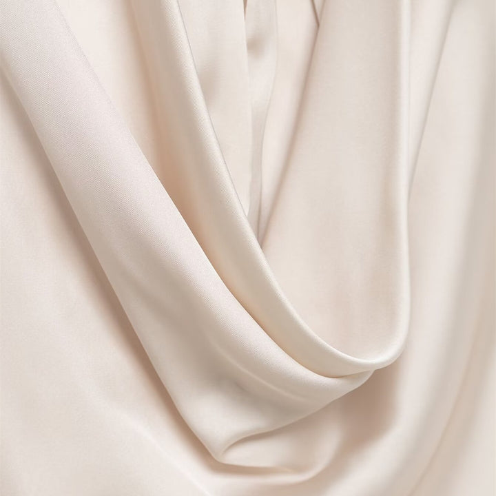 Damer elegant halternecktop i flytande satin med dekorativ ryggöppning Mirla-Eva Jonsson