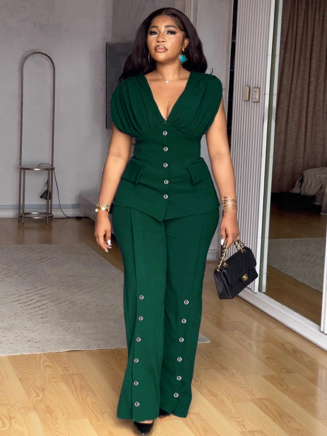 Damer elegant jumpsuit med djup V-ringning och iögonfallande knappdetaljer Mirla-Eva Jonsson