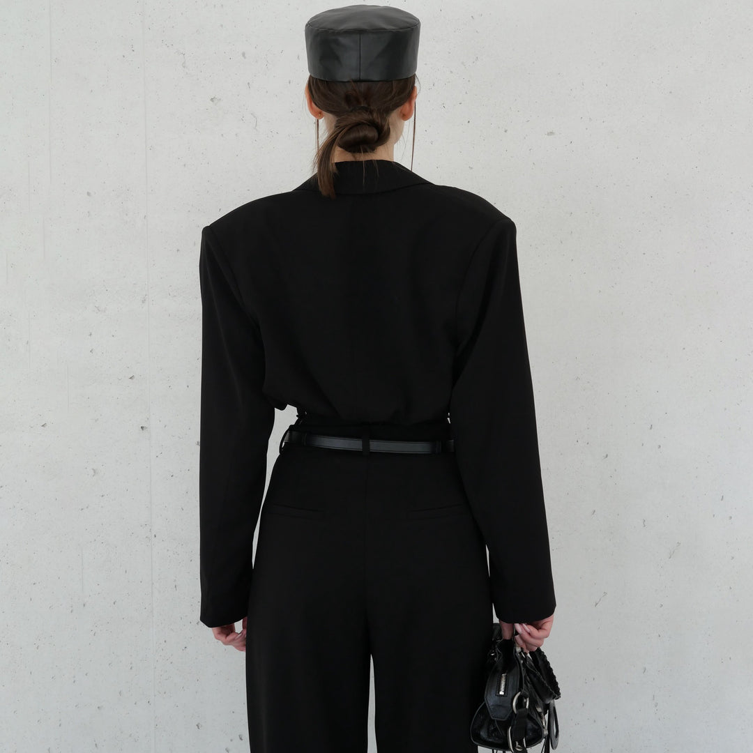 Damer elegant jumpsuit med innovativ skärning och figurnära silhuett Mirla-Eva Jonsson