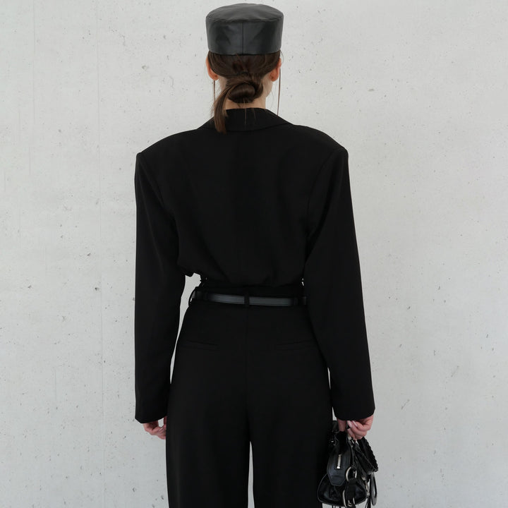 Damer elegant jumpsuit med innovativ skärning och figurnära silhuett Mirla-Eva Jonsson