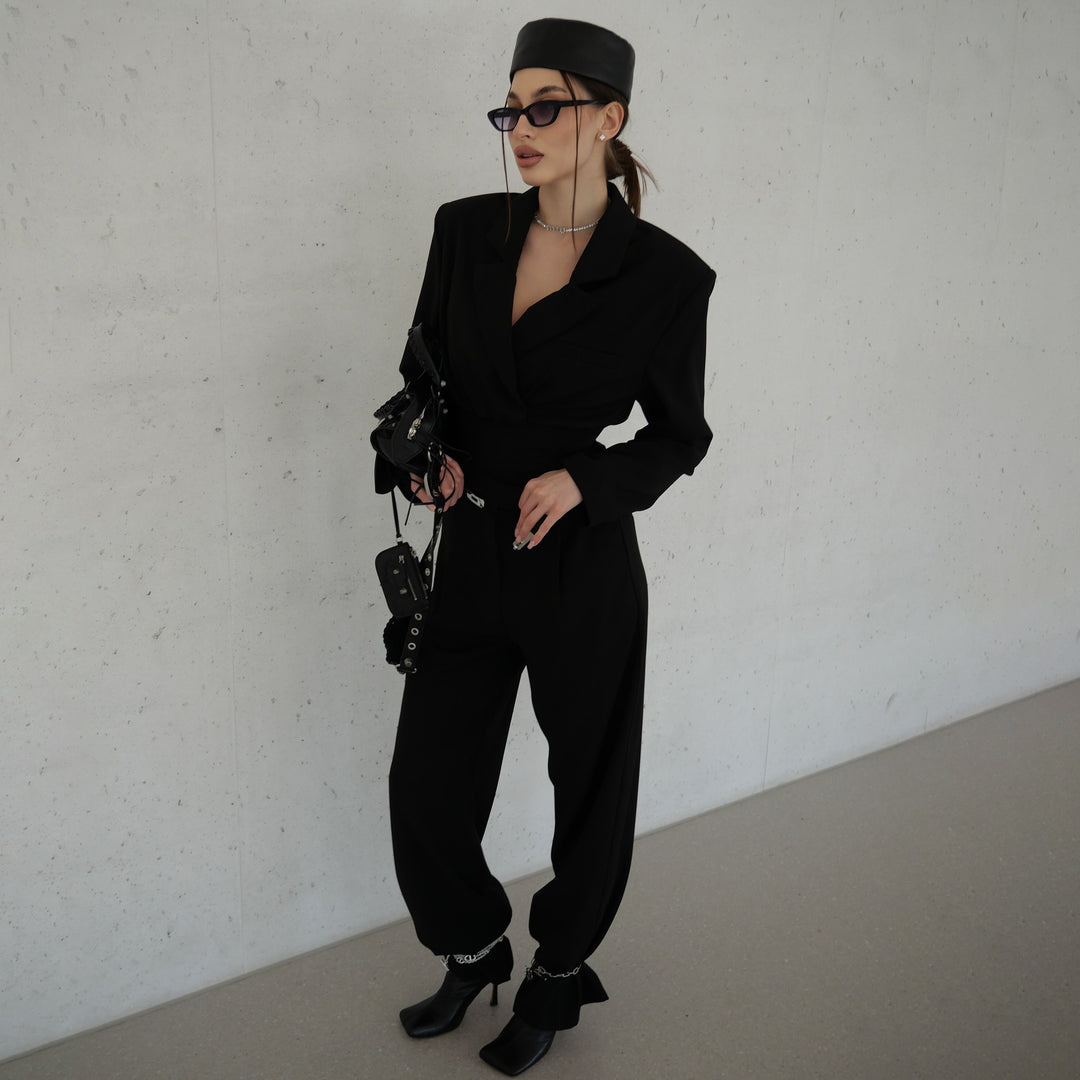 Damer elegant jumpsuit med innovativ skärning och figurnära silhuett Mirla-Eva Jonsson