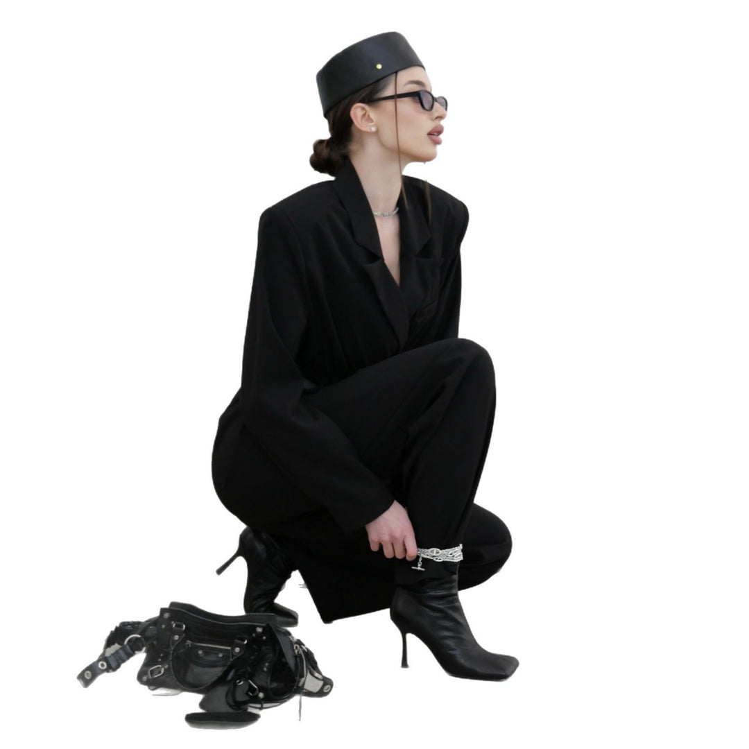 Damer elegant jumpsuit med innovativ skärning och figurnära silhuett Mirla-Eva Jonsson