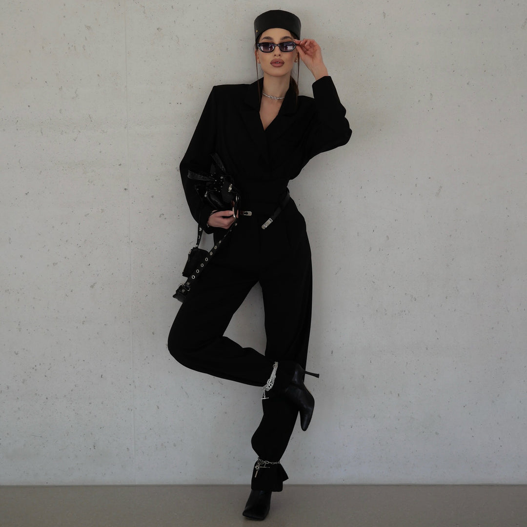 Damer elegant jumpsuit med innovativ skärning och figurnära silhuett Mirla-Eva Jonsson