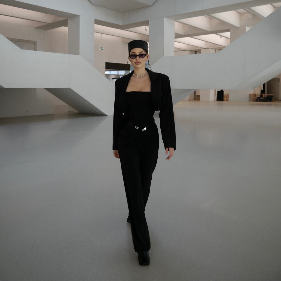 Damer elegant jumpsuit med innovativ skärning och figurnära silhuett Mirla-Eva Jonsson