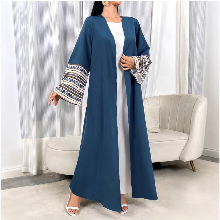 Damer elegant kaftan med konstfulla broderidetaljer och vida ärmar Mirla-Eva Jonsson