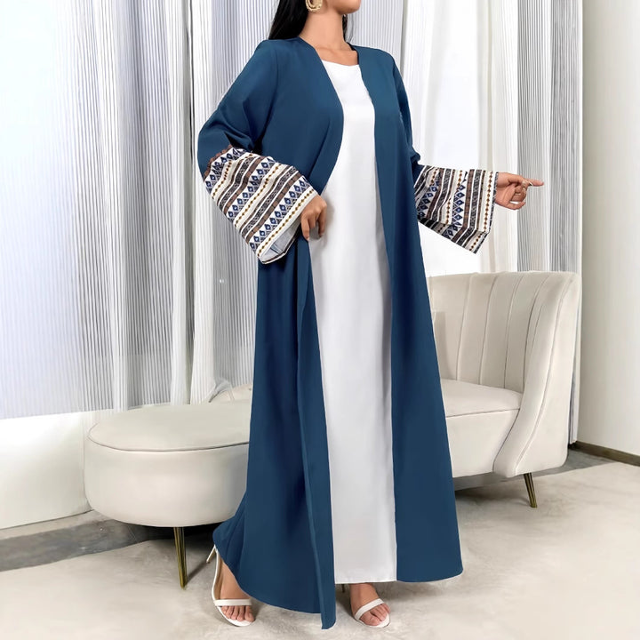 Damer elegant kaftan med konstfulla broderidetaljer och vida ärmar Mirla-Eva Jonsson