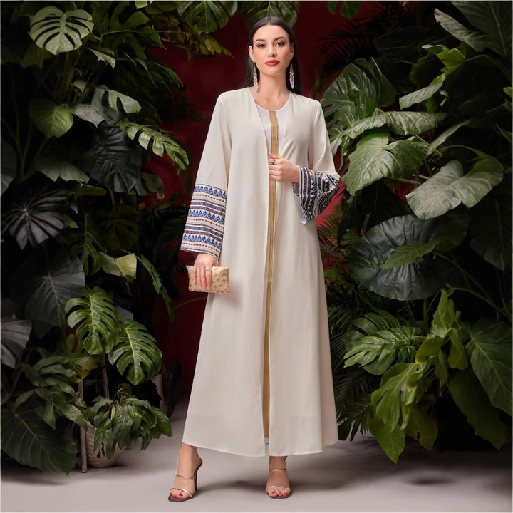 Damer elegant kaftan med konstfulla broderidetaljer och vida ärmar Mirla-Eva Jonsson