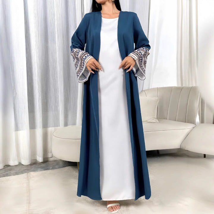 Damer elegant kaftan med konstfulla broderidetaljer och vida ärmar Mirla-Eva Jonsson