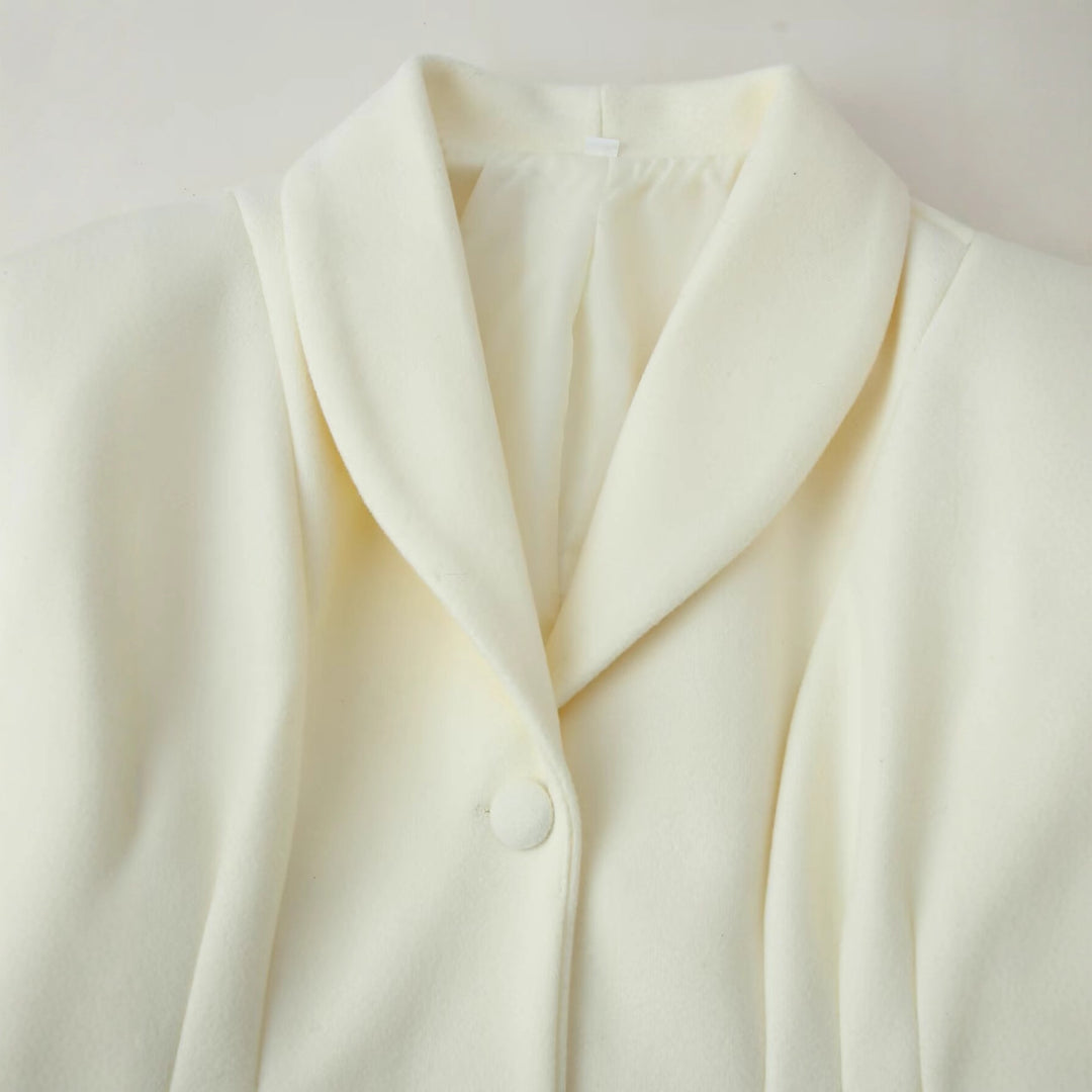 Damer elegant kappa med figursydd design och högkvalitativa knapppdetaljer Mirla-Eva Jonsson