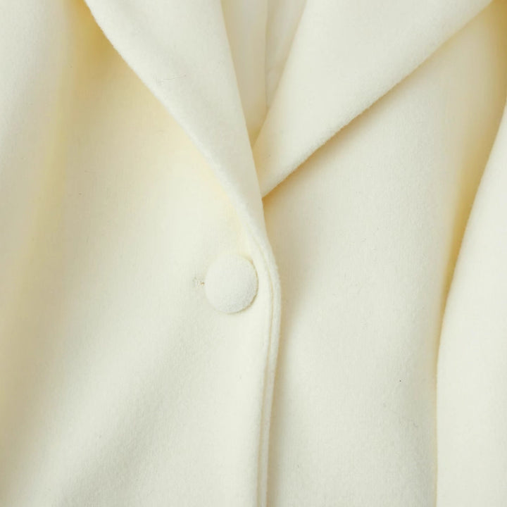 Damer elegant kappa med figursydd design och högkvalitativa knapppdetaljer Mirla-Eva Jonsson