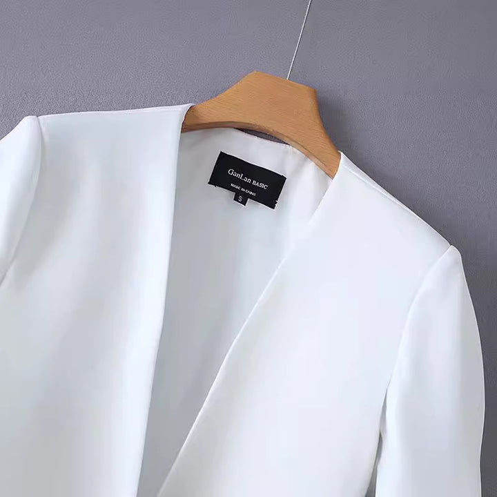 Damer elegant kavaj med smal passform och praktiska fickor Mirla-Eva Jonsson