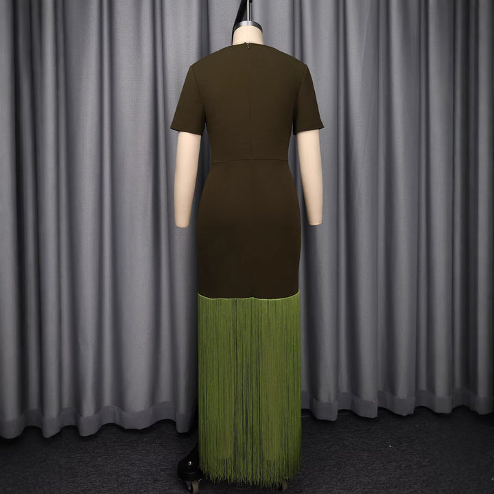 Damer elegant klänning med asymmetrisk nederkant och modernt cut-out Mirla-Eva Jonsson