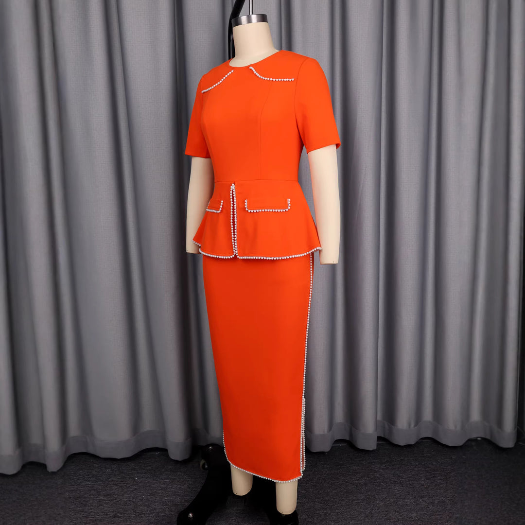 Damer elegant klänning med dekorativ krage och pärlbesatta detaljer Mirla-Eva Jonsson