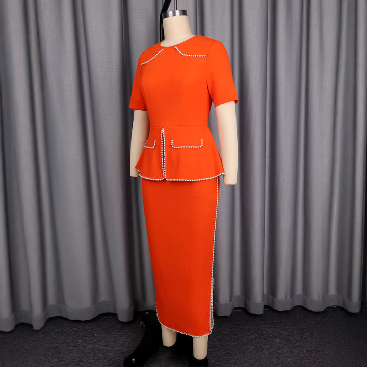 Damer elegant klänning med dekorativ krage och pärlbesatta detaljer Mirla-Eva Jonsson