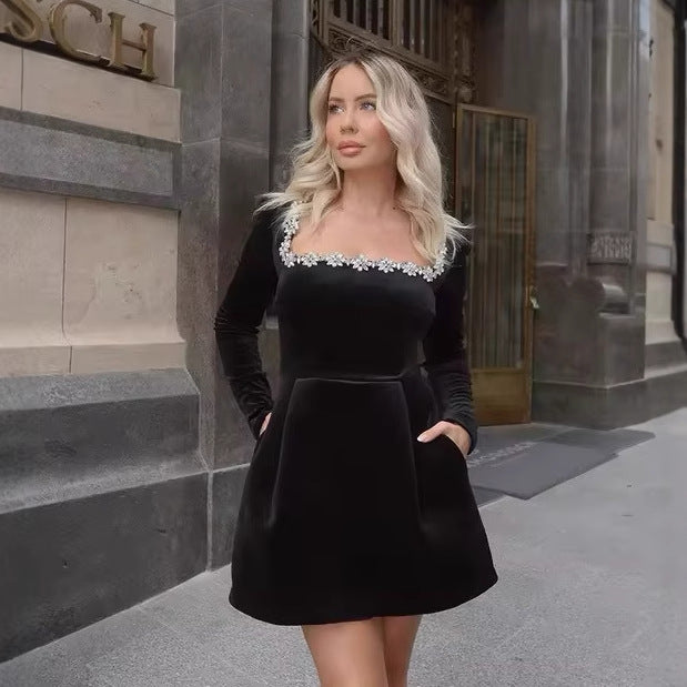 Damer elegant klänning med smyckesutskärning Mirla-Eva Jonsson