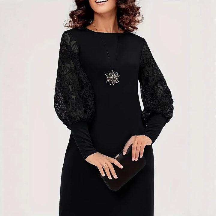 Damer elegant klänning med spetsärmar och figursydd design Mirla-Eva Jonsson