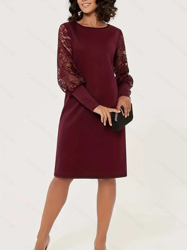 Damer elegant klänning med spetsärmar och figursydd design Mirla-Eva Jonsson