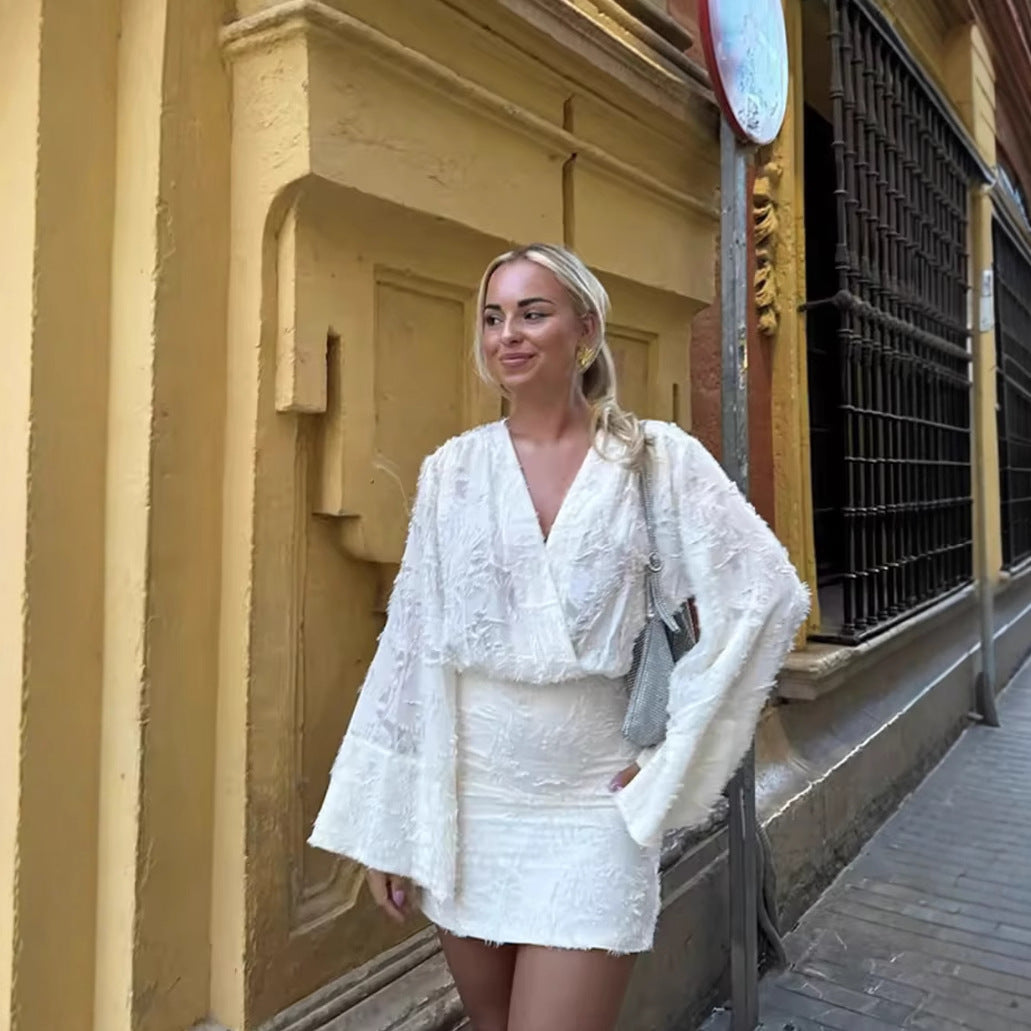 Damer elegant klänning med voluminösa ärmar och lekfulla detaljer Mirla-Eva Jonsson