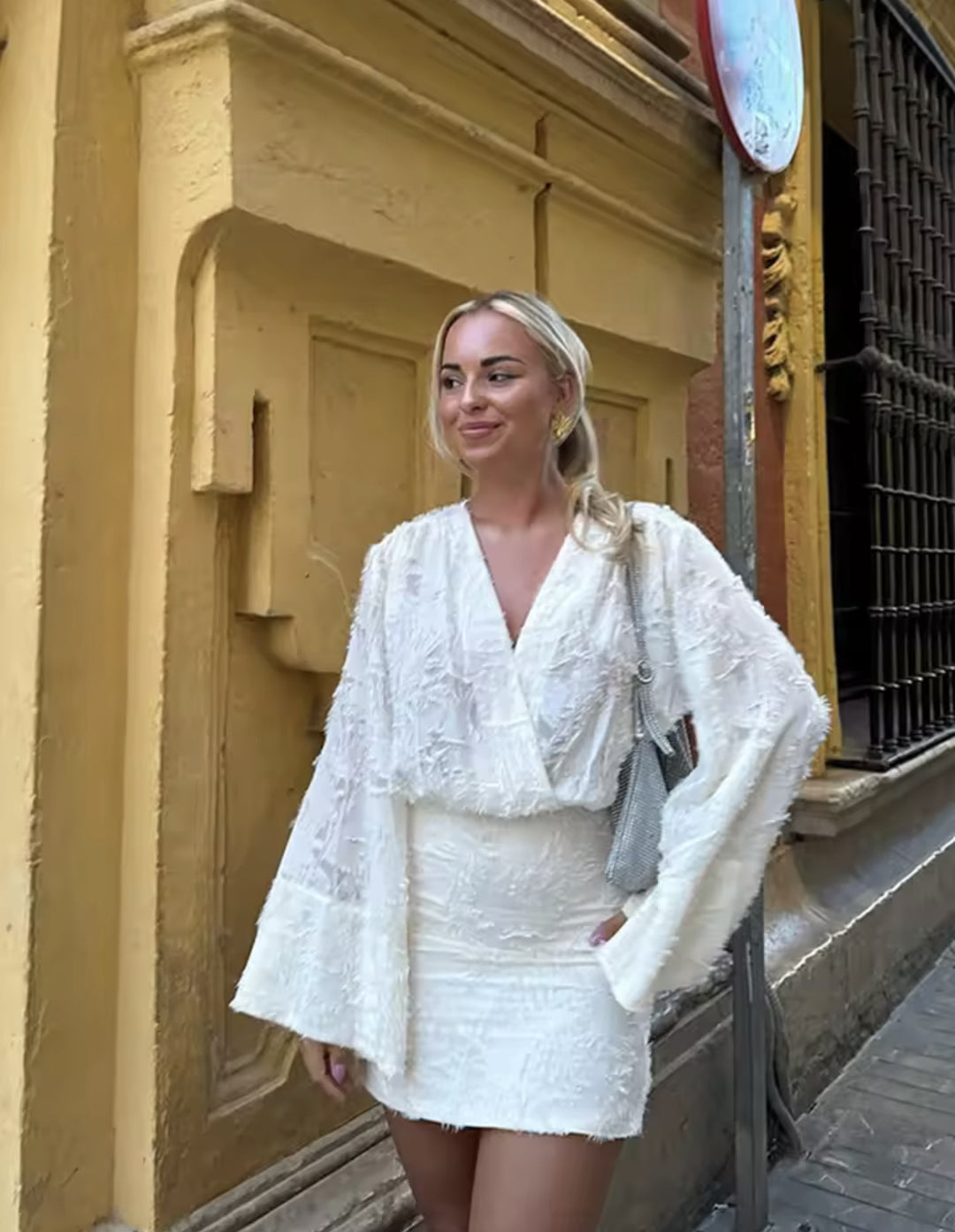 Damer elegant klänning med voluminösa ärmar och lekfulla detaljer Mirla-Eva Jonsson