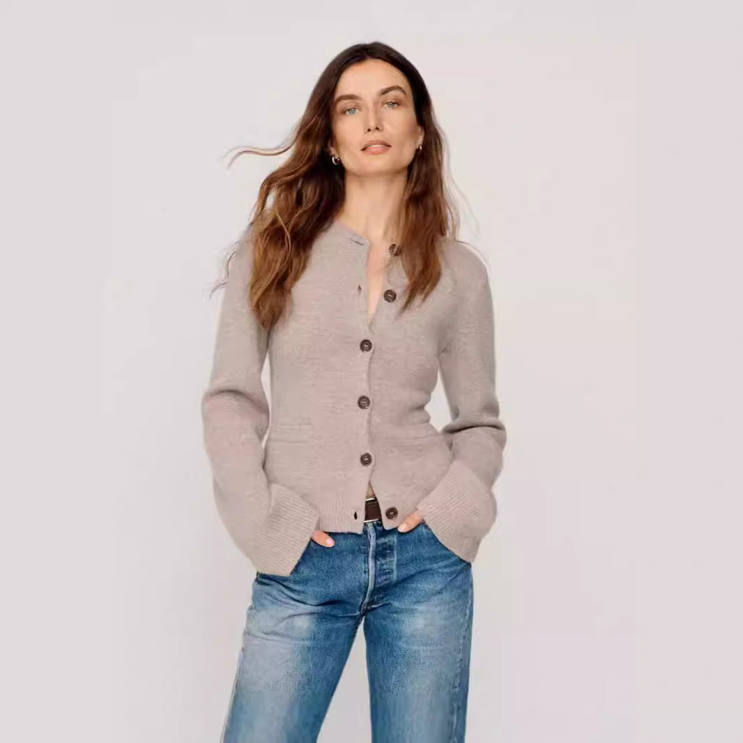 Damer elegant kofta med knapppdetaljer och praktiska fickor Mirla-Eva Jonsson