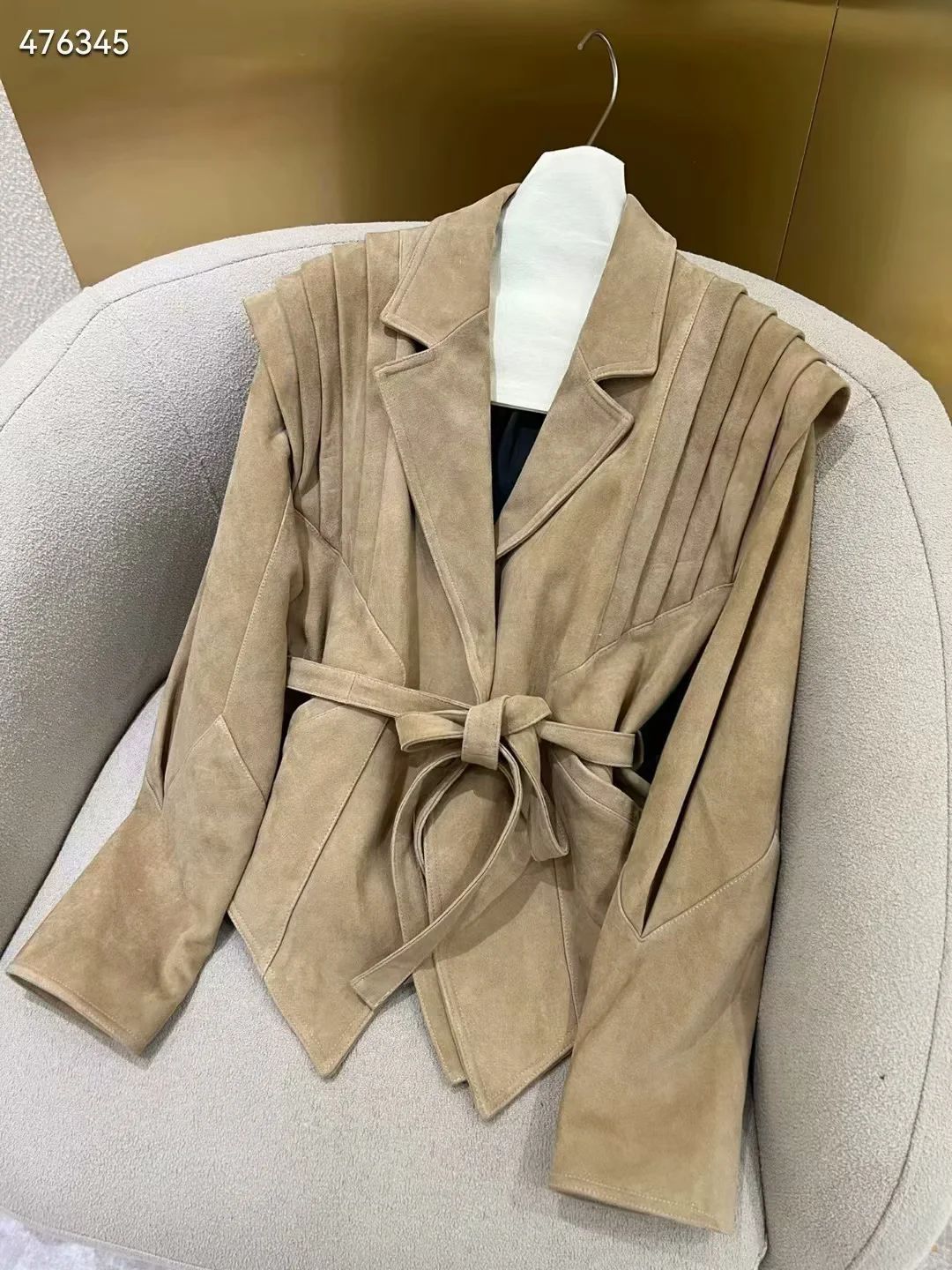 Damer elegant konstläderjacka med volangdetaljer och praktiska fickor Mirla-Eva Jonsson