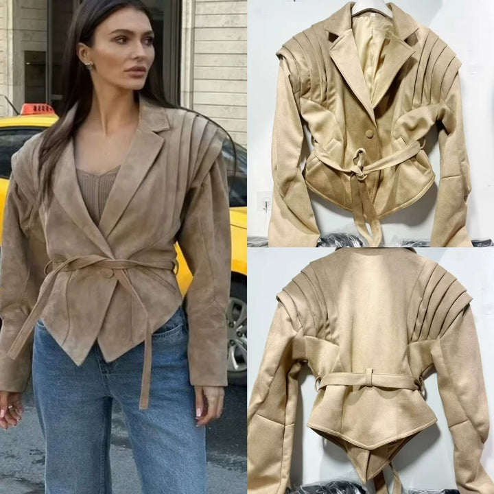 Damer elegant konstläderjacka med volangdetaljer och praktiska fickor Mirla-Eva Jonsson