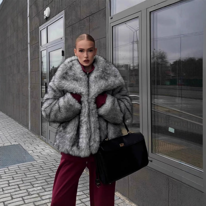 Damer elegant konstpälsjacka med voluminös krage och stängbara fickor Mirla-Eva Jonsson