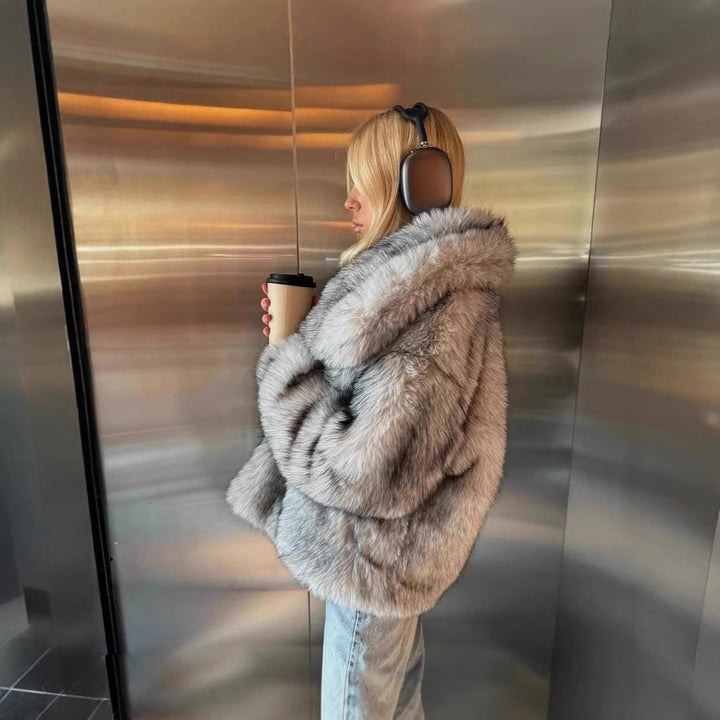 Damer elegant konstpälsjacka med voluminös krage och stängbara fickor Mirla-Eva Jonsson