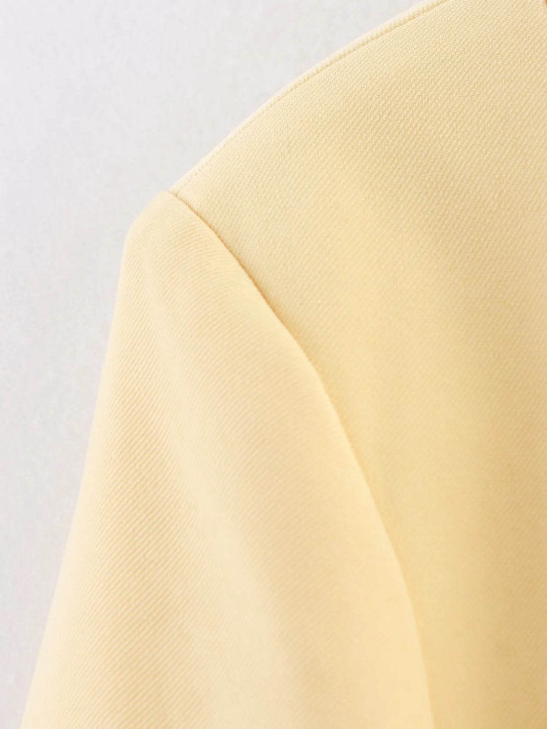 Damer elegant kort blazer med figurnära passform och knapppdetaljer Mirla-Eva Jonsson