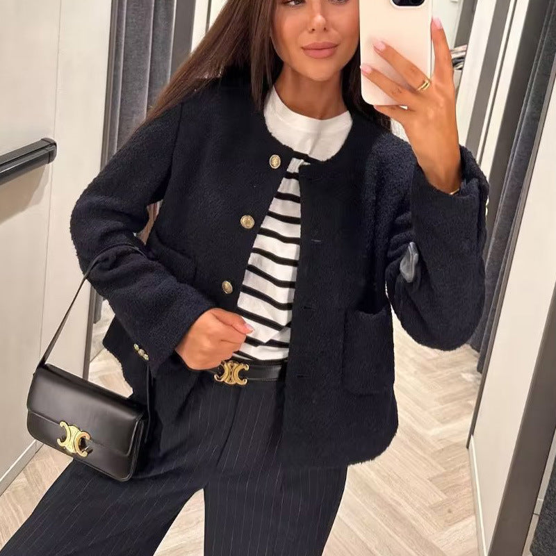 Damer elegant kort jacka med dekorativa knappdetaljer och praktiska fickor Mirla-Eva Jonsson