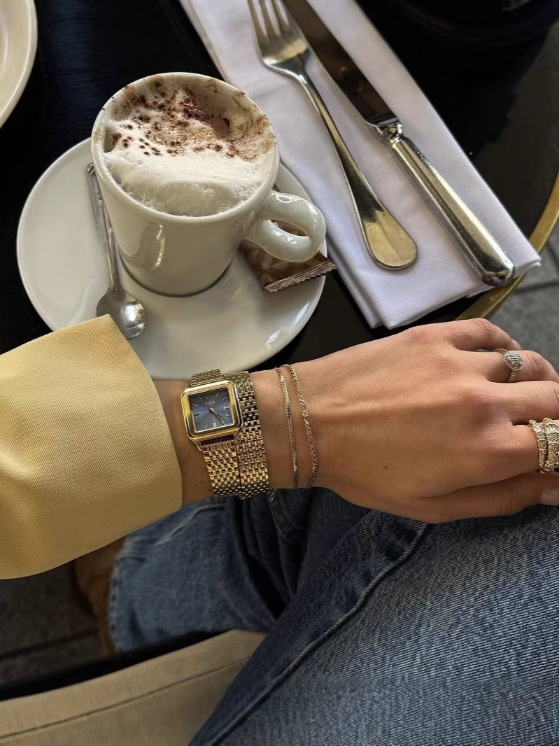 Damer elegant kort jacka med strukturerade sömmar och praktiska fickor Mirla-Eva Jonsson