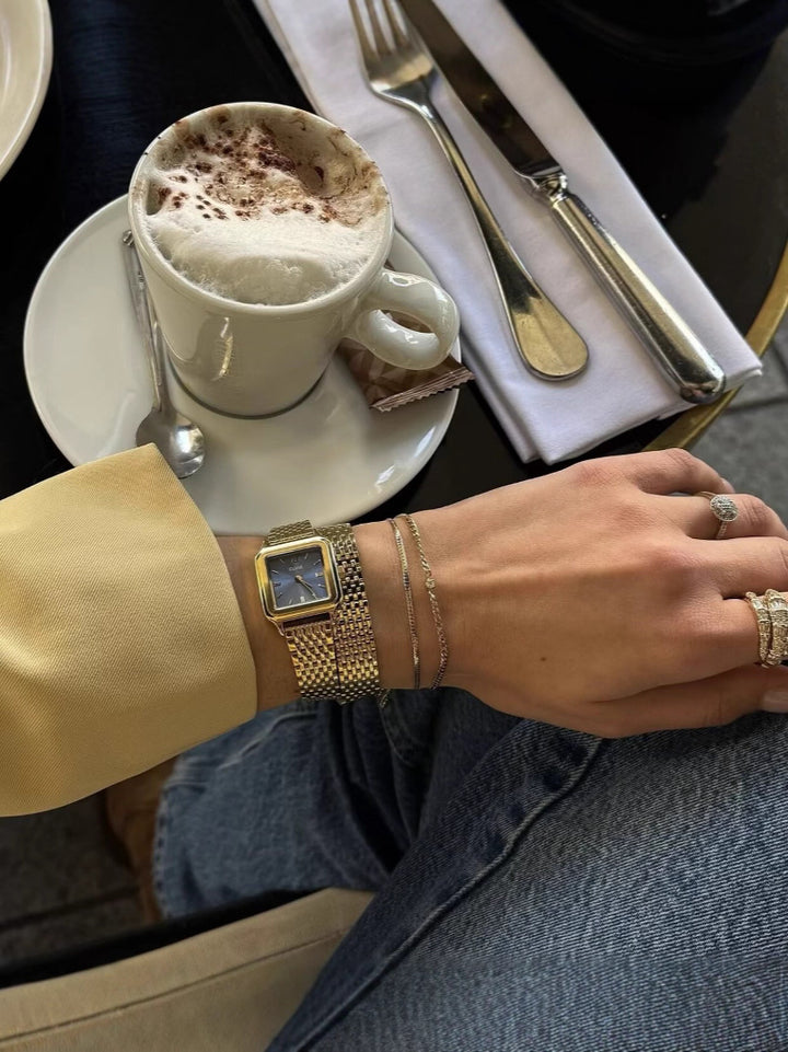 Damer elegant kort jacka med strukturerade sömmar och praktiska fickor Mirla-Eva Jonsson