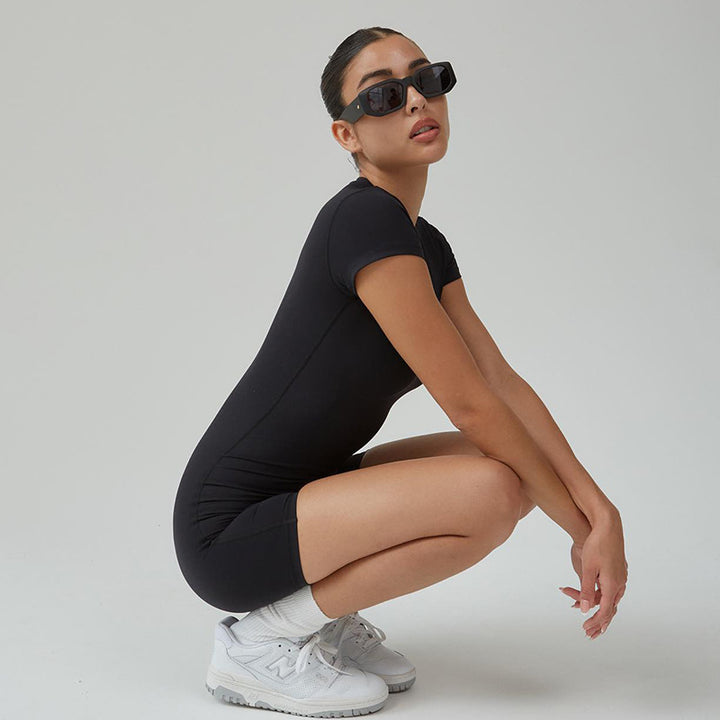 Damer elegant kort jumpsuit med tajt passform och rund halsringning Mirla-Eva Jonsson