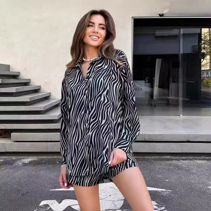 Damer elegant kortärmad blus med zebramönster Mirla-Eva Jonsson