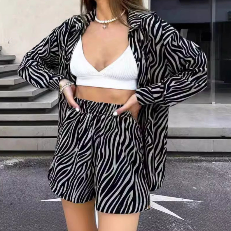 Damer elegant kortärmad blus med zebramönster Mirla-Eva Jonsson