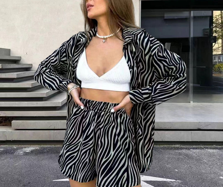 Damer elegant kortärmad blus med zebramönster Mirla-Eva Jonsson