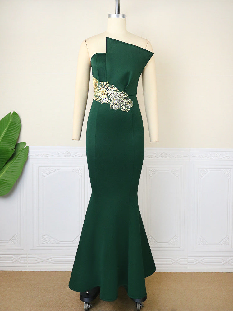 Damer elegant kvällsklänning med asymmetrisk design och konstfull broderi Mirla-Eva Jonsson