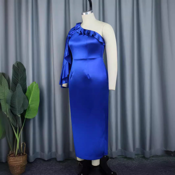 Damer elegant kvällsklänning med asymmetrisk volangärm Mirla-Eva Jonsson
