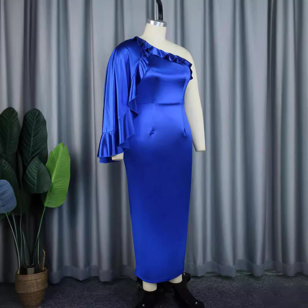 Damer elegant kvällsklänning med asymmetrisk volangärm Mirla-Eva Jonsson