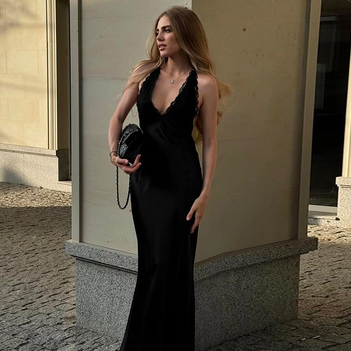Damer elegant lång klänning med förföriskt spetsdetalj och djup urringning Mirla-Eva Jonsson