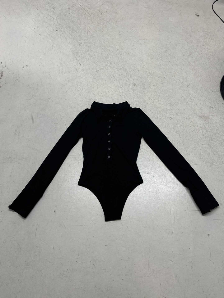 Damer elegant långärmad bodysuit med knapprad och modiga detaljer Mirla-Eva Jonsson