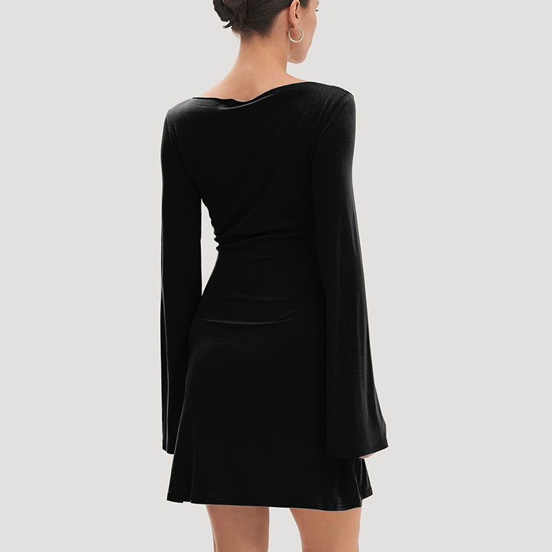 Damer elegant långärmad klänning med asymmetrisk fåll och flytande snitt Mirla-Eva Jonsson