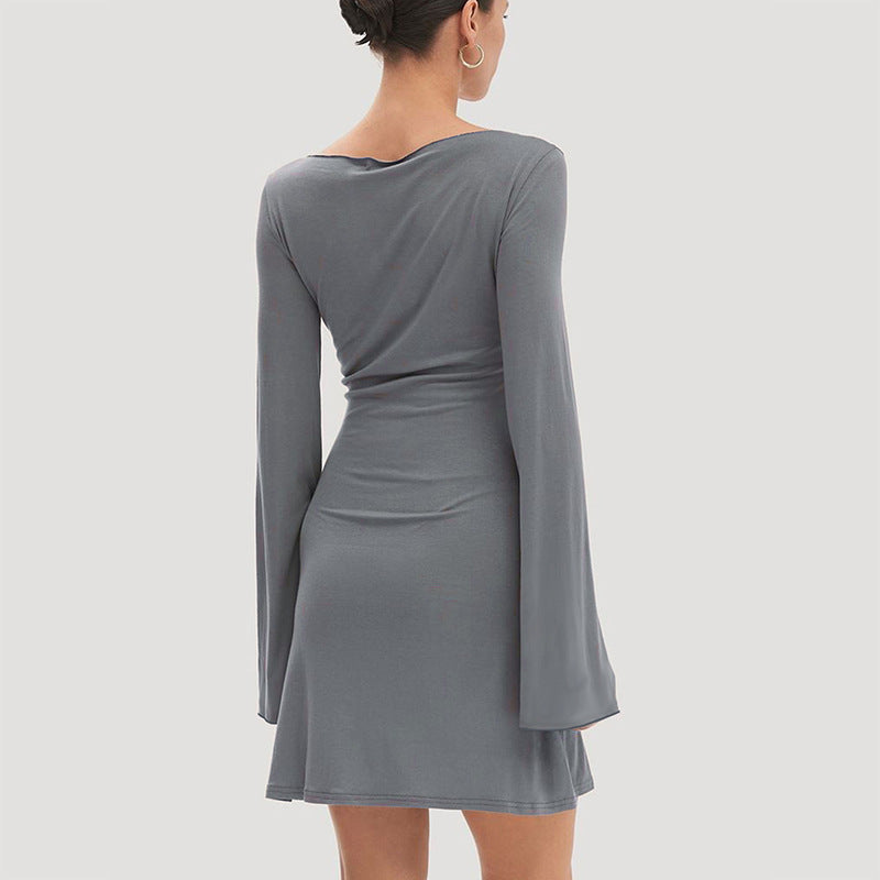 Damer elegant långärmad klänning med asymmetrisk fåll och flytande snitt Mirla-Eva Jonsson
