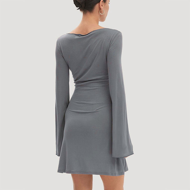 Damer elegant långärmad klänning med asymmetrisk fåll och flytande snitt Mirla-Eva Jonsson