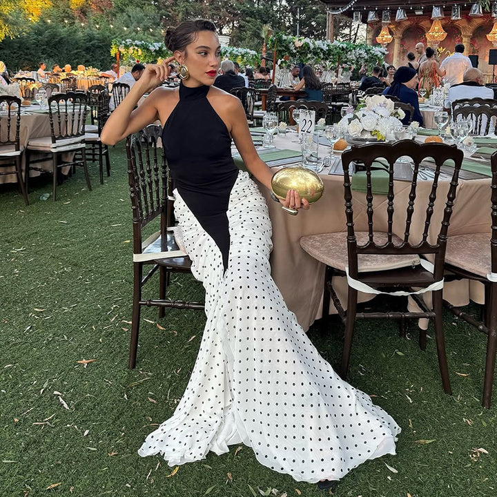 Damer elegant långärmad klänning med hög halsdesign och grafiskt prickmönster Mirla-Eva Jonsson