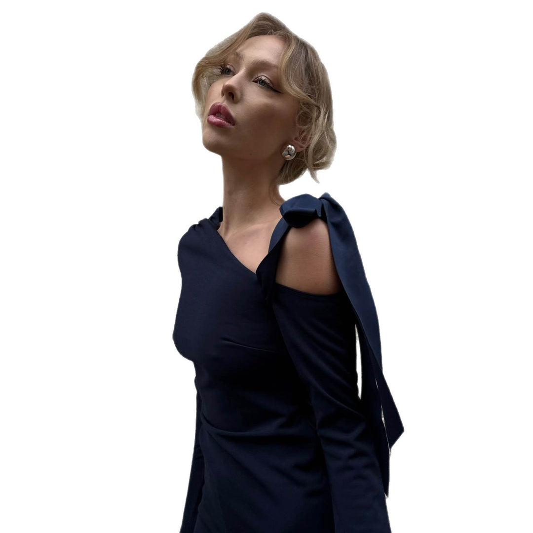 Damer elegant långärmad maxiklänning med asymmetrisk halsringning och slipsdetalj Mirla-Eva Jonsson