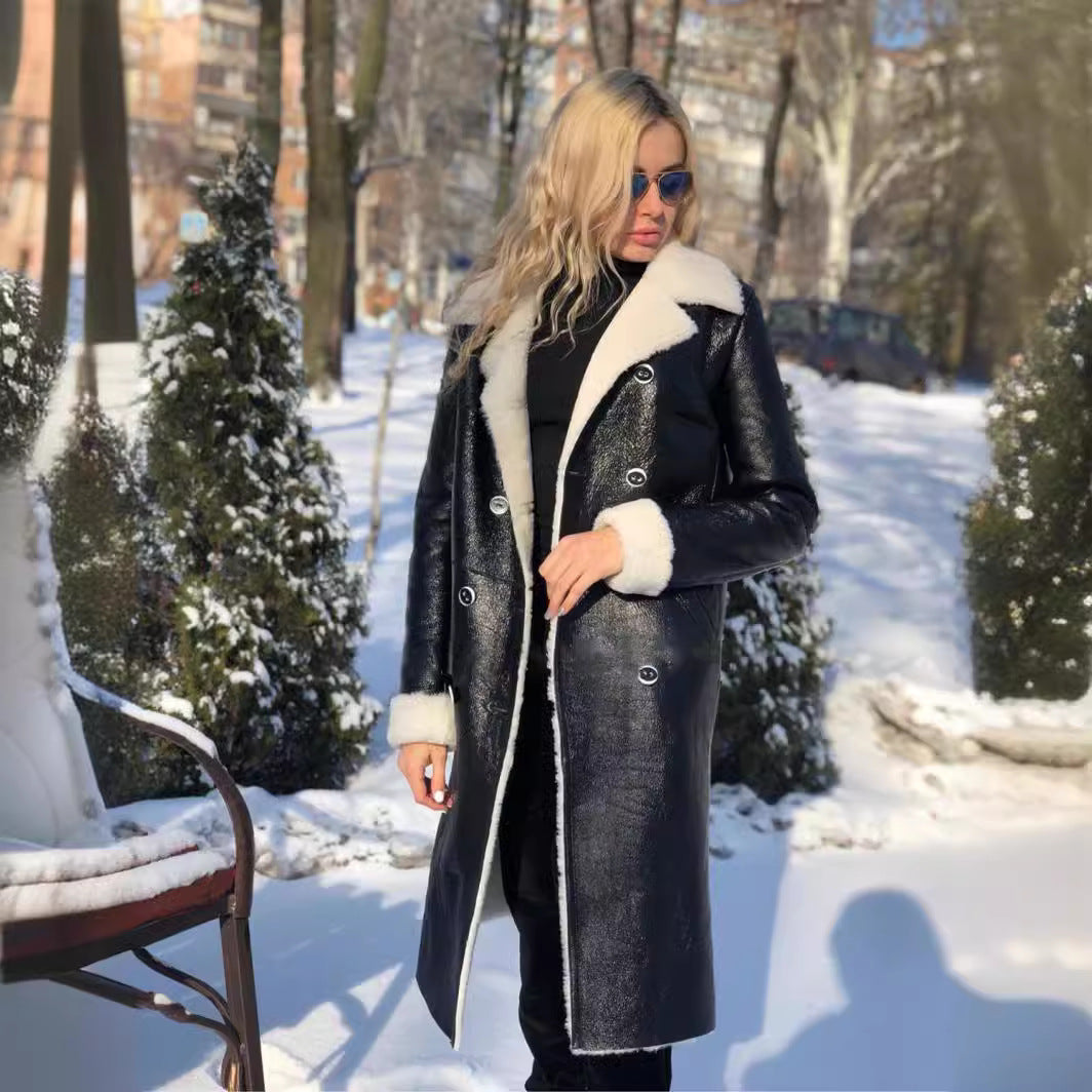 Damer elegant långkappa med högkvalitativ lammskinnskrage och dubbel knapprad Mirla-Eva Jonsson