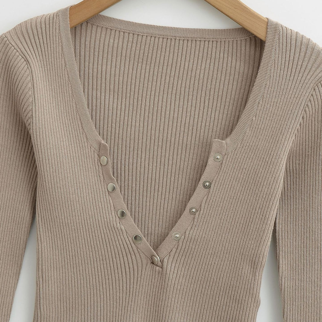 Damer elegant longsleeve med raffinerad V-hals och dekorativa knappar Mirla-Eva Jonsson