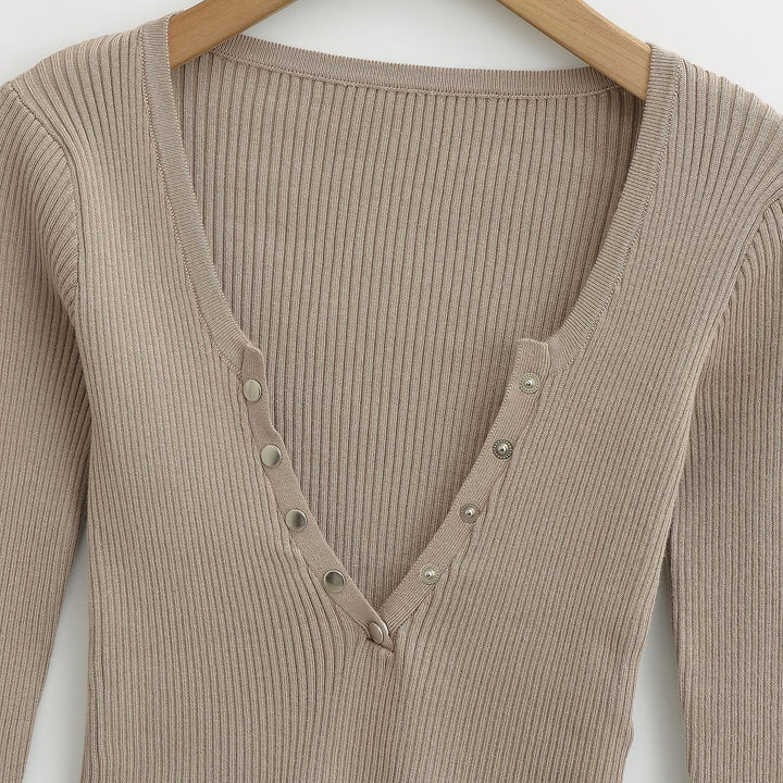 Damer elegant longsleeve med raffinerad V-hals och dekorativa knappar Mirla-Eva Jonsson