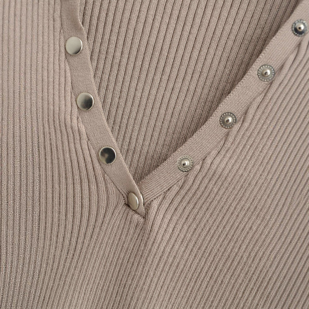 Damer elegant longsleeve med raffinerad V-hals och dekorativa knappar Mirla-Eva Jonsson